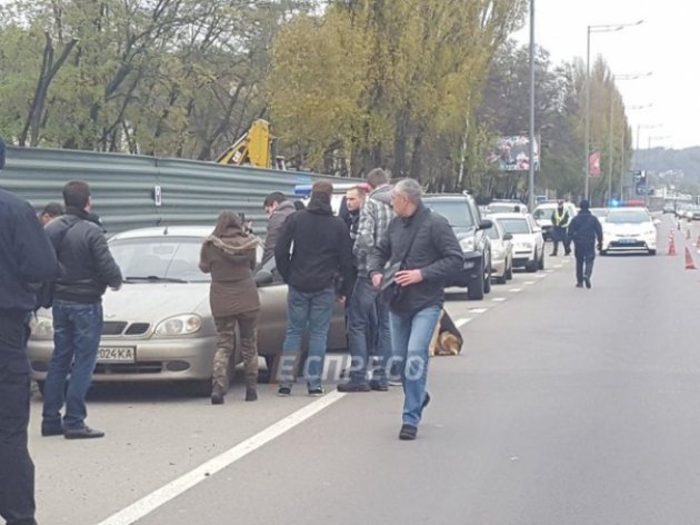 В Киеве в припаркованном авто нашли труп мужчины