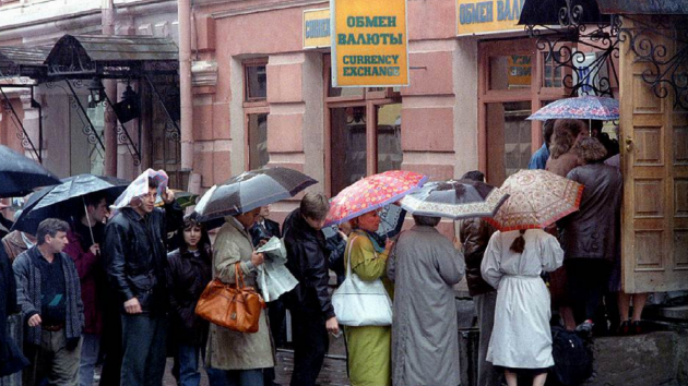 Ждут неладное: украинцы экстренно скупают доллары, суммы поражают