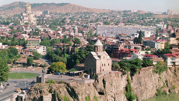 В Тбилиси местные жители разбили автомобиль российских туристов