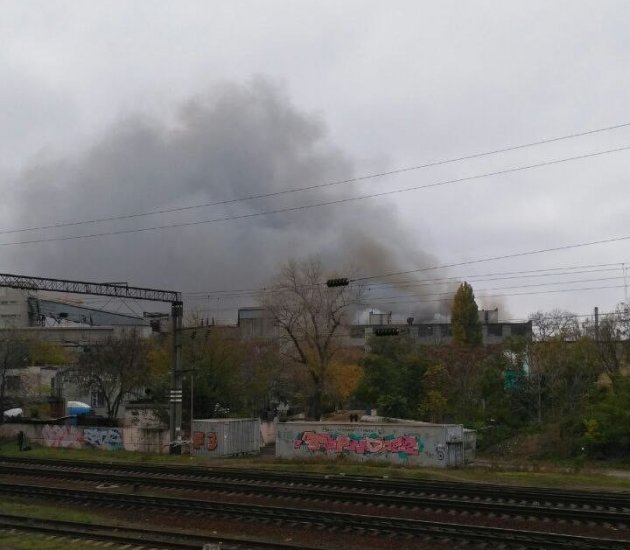 В Одессе загорелись кондитерские цеха, огонь поднимается выше деревьев