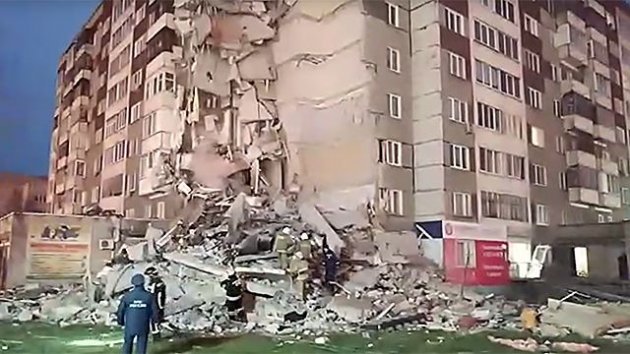 В России взорвалась жилая многоэтажка, под завалами остаются люди