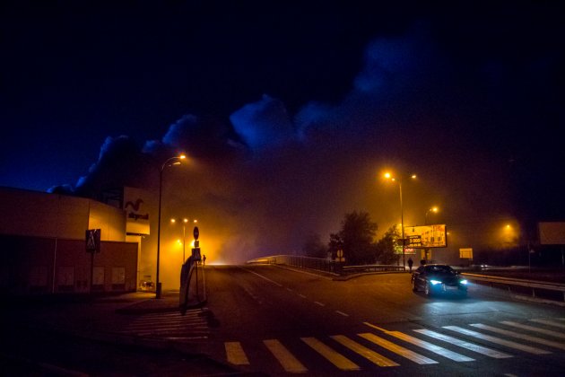 Дым на километры: в Киеве вспыхнул масштабный пожар в известном гипермаркете