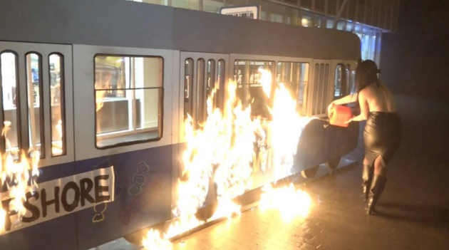В Виннице Femen сожгли "оффшорный трамвай Порошенко"