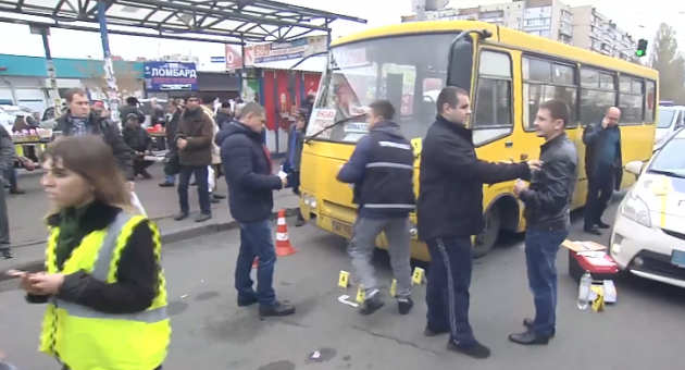 Придавил женщину о троллейбус: в Киеве водитель маршрутки устроил ДТП на остановке