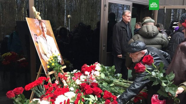 В Латвии сегодня после отпевания похоронят сатирика Задорнова