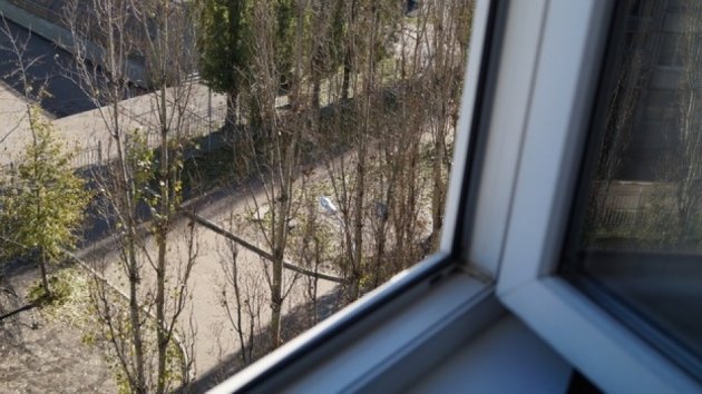В Киеве 14-летняя девочка выпрыгнула из окна после того, как мама не дала ей планшет