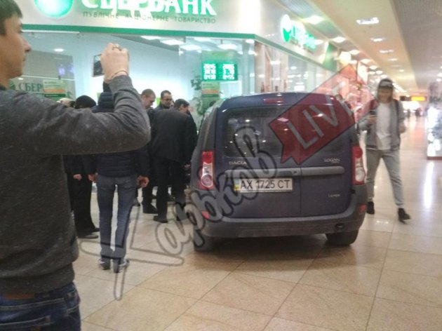 В Харькове автомобиль заехал в супермаркет, выбив двери