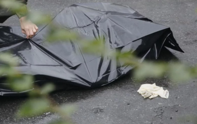 В Киеве мужчина погиб под колесами мусоровоза