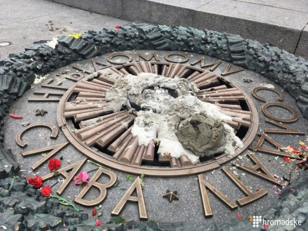 В Москве отреагировали на надругательство над Вечным огнем в Киеве