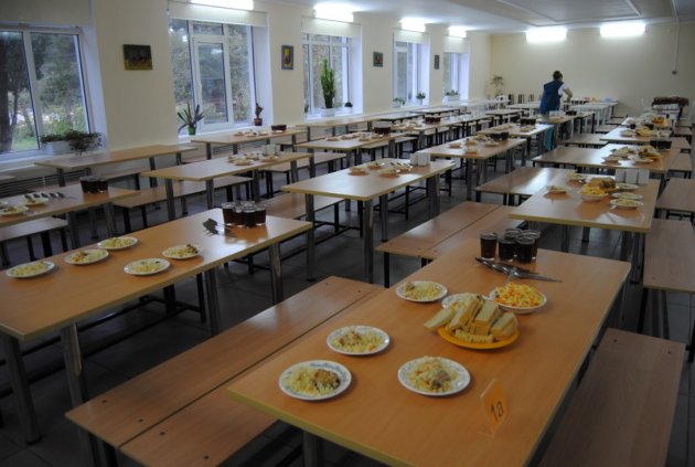 В Украине учеников младших классов оставят без бесплатного питания
