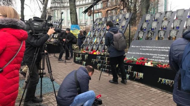 Соцсети о годовщине Майдана. "Магазины Roshen открываются быстрее, чем мемориал Небесной сотне"