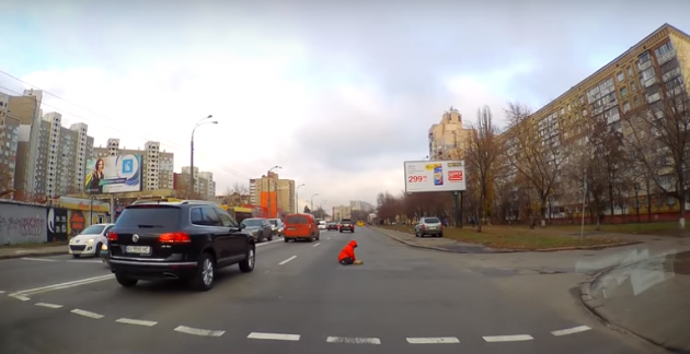 В Киеве очевидцы спасли женщину, которой стало плохо прямо посреди дороги
