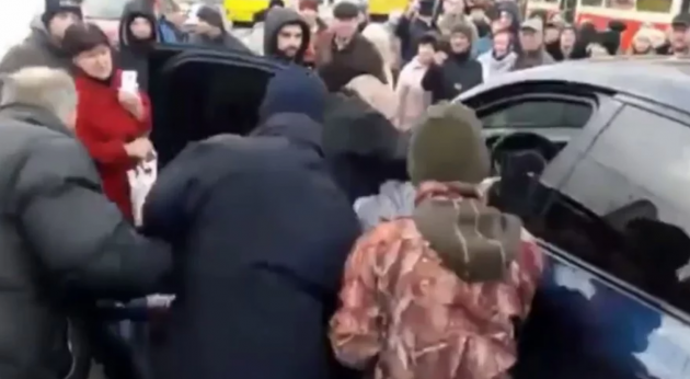 В центре Киева толпа «растерзала» водителя джипа