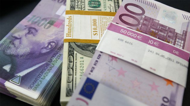 В Украине стремительно повышается курс доллара и евро
