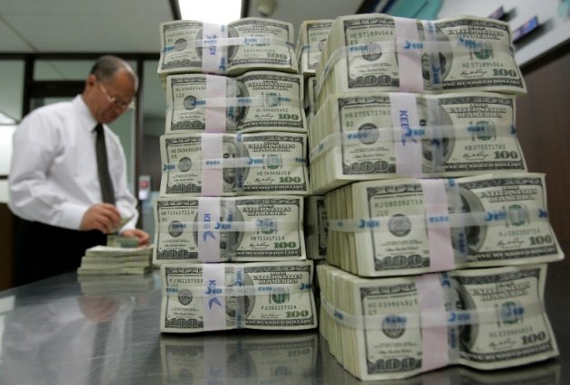 В Украине доллар и евро продолжают стремительно дорожать