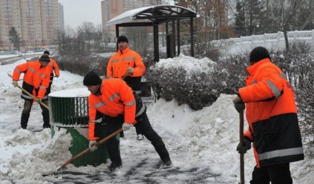 В России коммунальщики решили скосить траву под снегом, в сети истерика