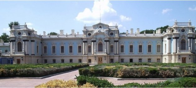 Для Мариинского дворца закупят 26 столов за 4 миллиона гривен