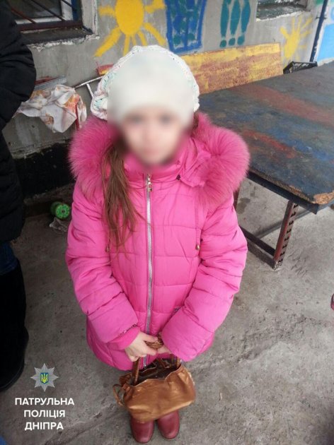 В Днепре 8-летняя девочка сама вызвала полицию после избиения дома