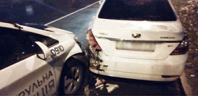 Под Киевом полицейский Prius врезался в припаркованный автомобиль