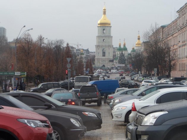 В Киеве запретят парковку почти на 70 улицах, обнародован список