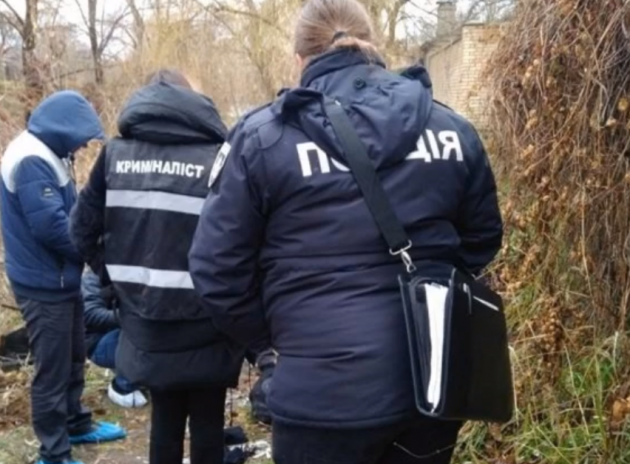 В Киеве прохожий случайно обнаружил обезглавленное тело