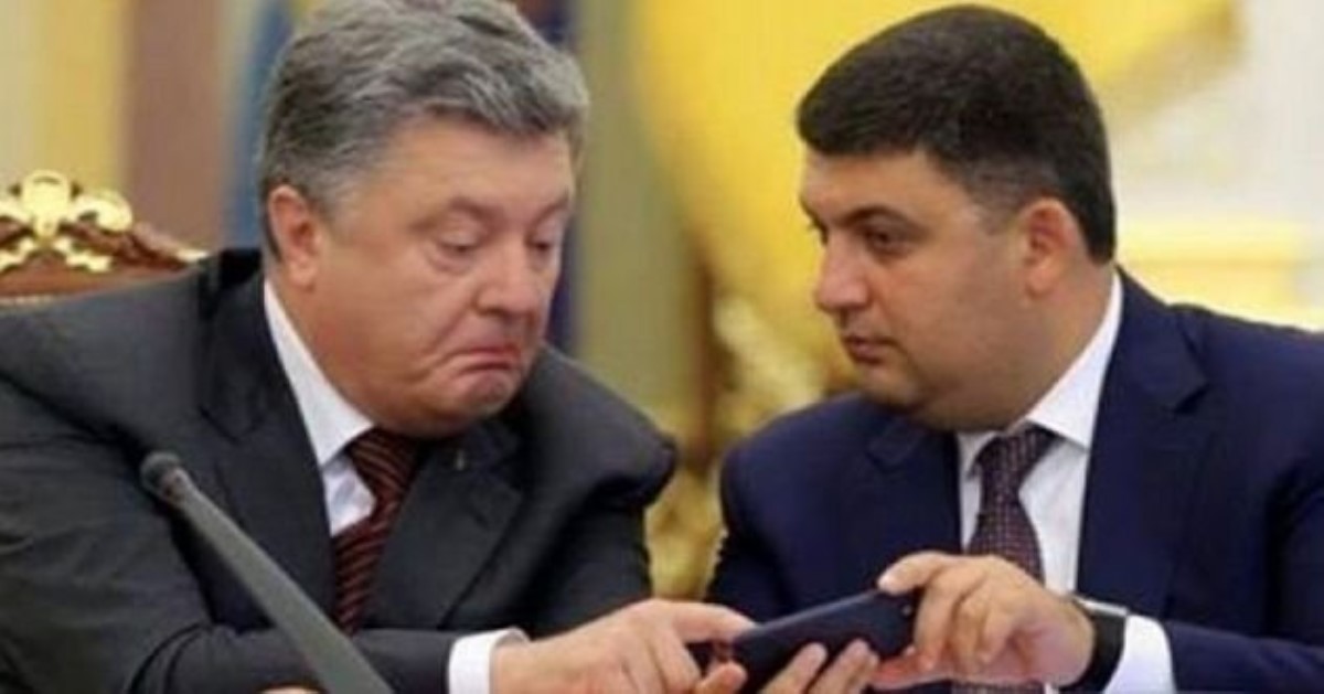 Под пиджаком Порошенко обнаружили неожиданного «помощника»