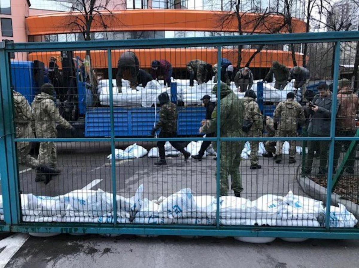 В Киеве люди в балаклавах заблокировали популярный телеканал