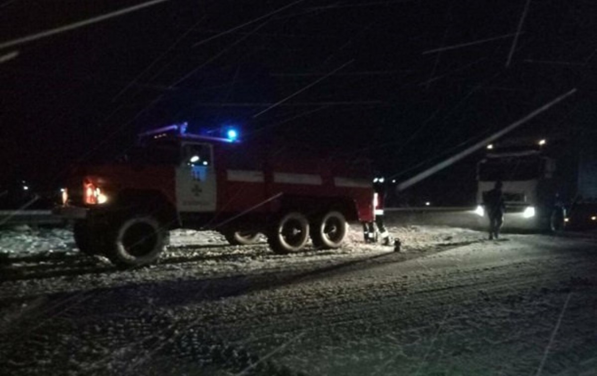 Снегопад на Закарпатье: Из сугробов вытащили 20 машин, трасса Киев-Чоп открыта