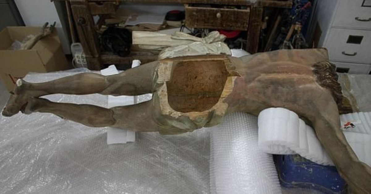 Испанские реставраторы вскрыли старинную статую Христа и схватились за голову