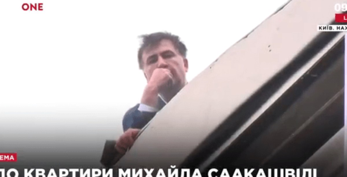 Обыски у Саакашвили: политик грозился спрыгнуть с крыши дома