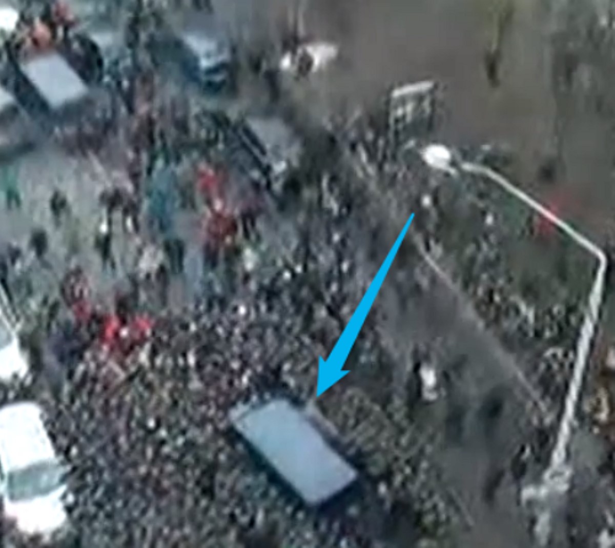 "Киев, вставай!" На Европейской площади вокруг авто с Саакашвили начался полноценный митинг
