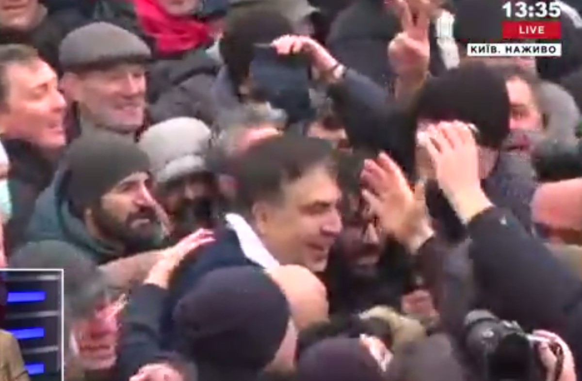Протестующие вызволили Саакашвили из авто силовиков