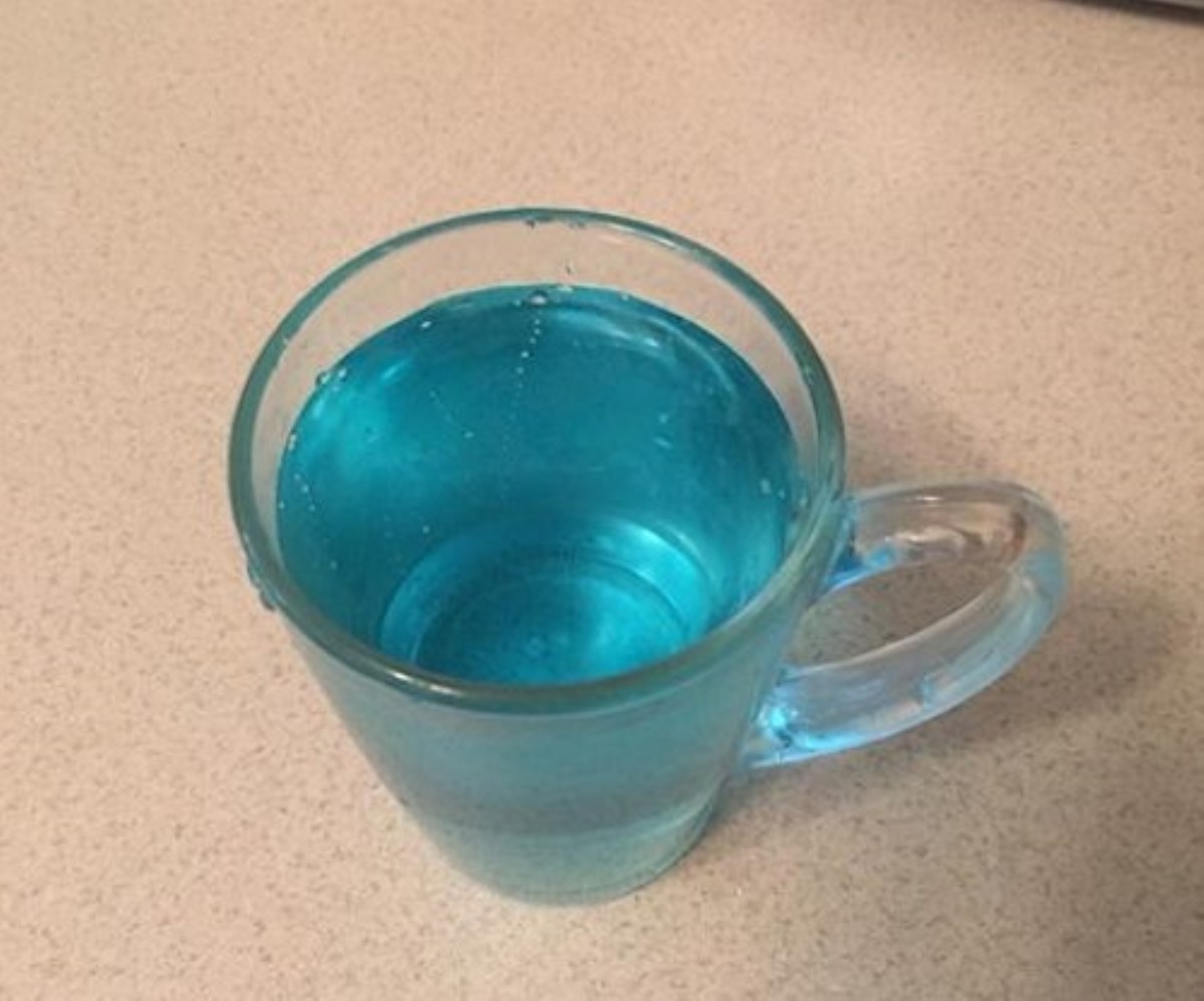 Голубая жидкость: киевлян шокировал цвет воды из-под крана
