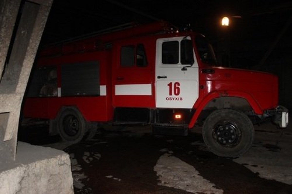 В Киеве посреди трассы дотла сгорела иномарка: впечатляющие кадры
