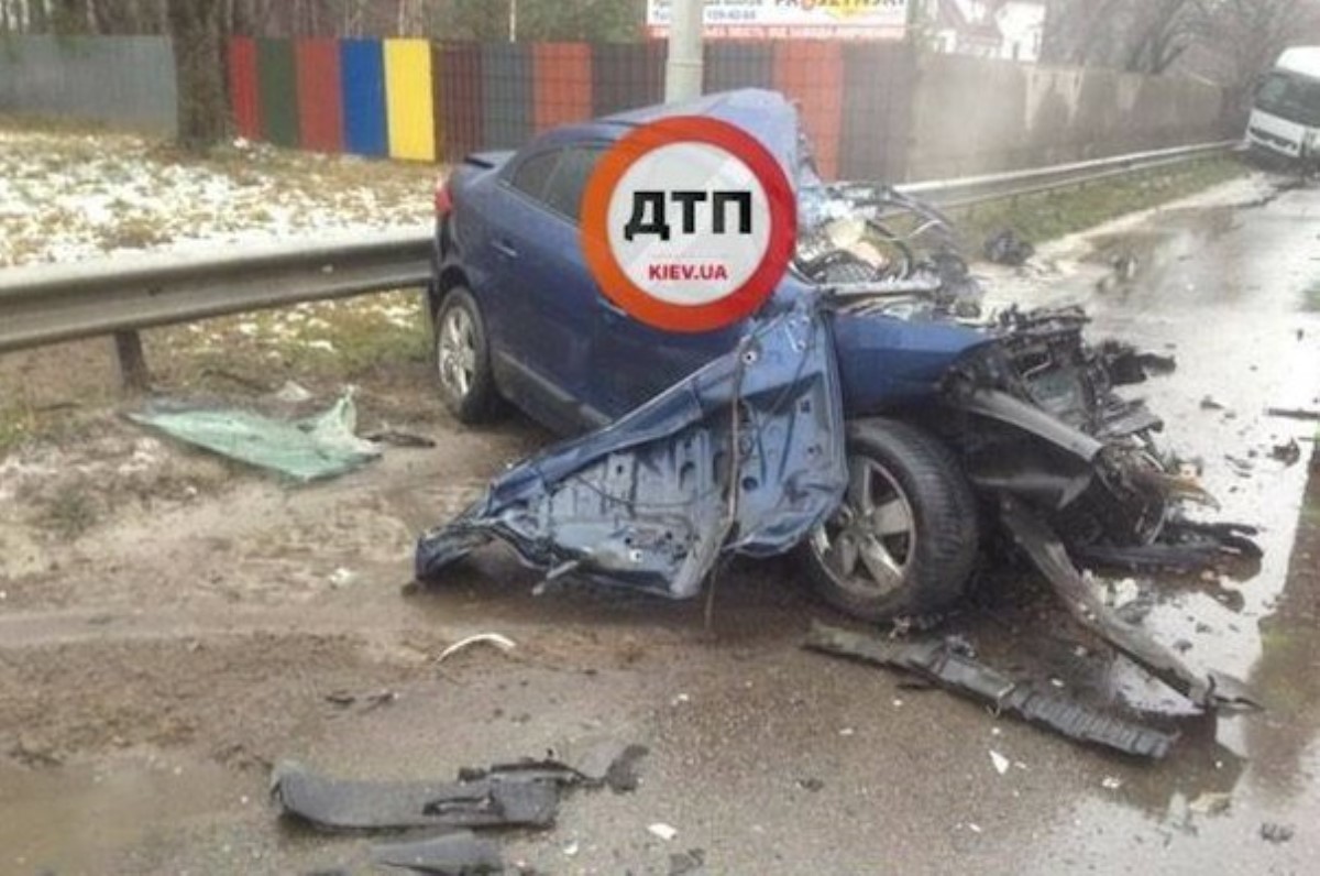 Смертельное ДТП в Киеве: фура раздавила Renault вместе с водителем