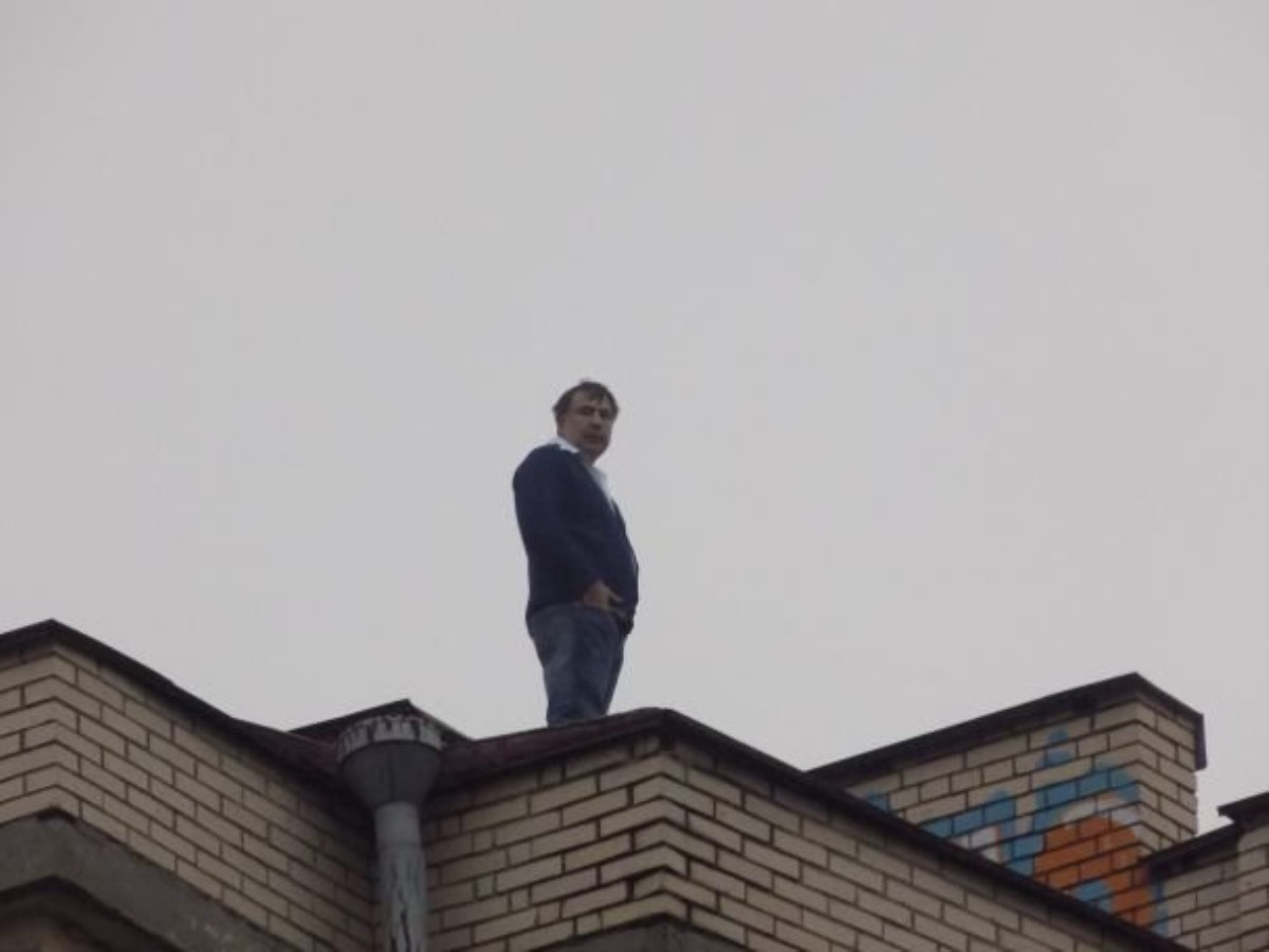 У Саакашвили объяснили, зачем он вылез на крышу