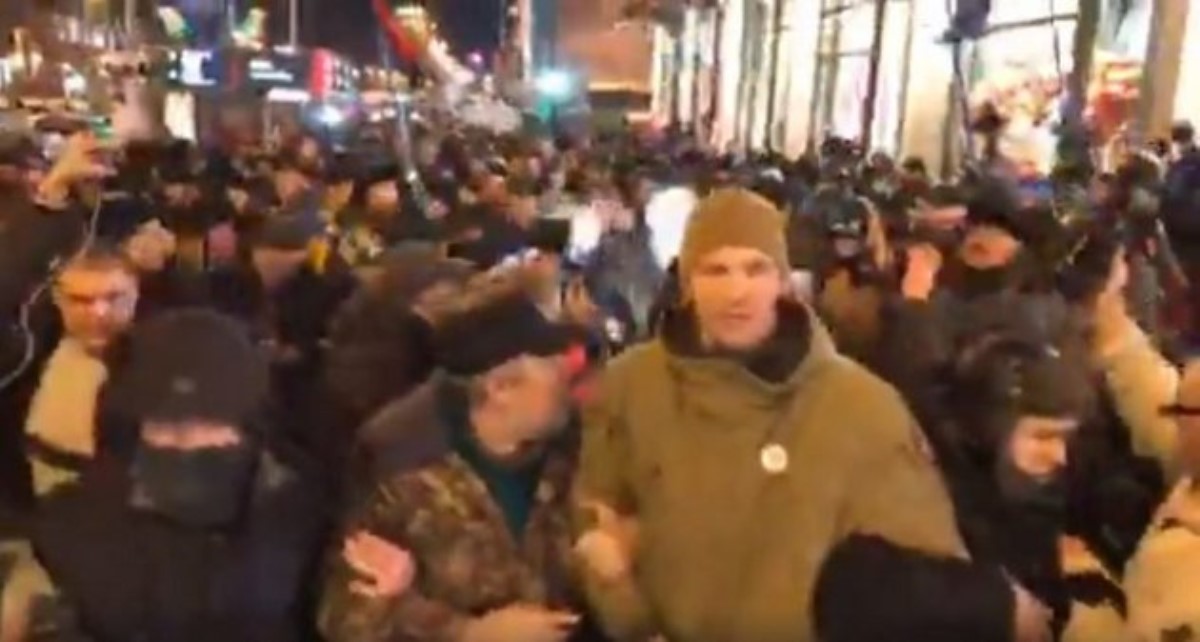 В Киеве хаос, сотни людей бросились встречать Саакашвили