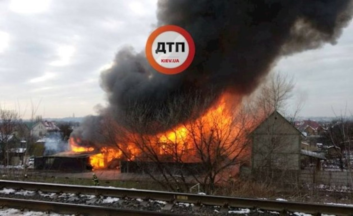 Произошел взрыв: появились подробности мощного пожара в Киеве