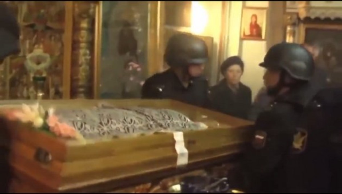Битва за мощи: в российской церкви потасовка между полицией и верующими