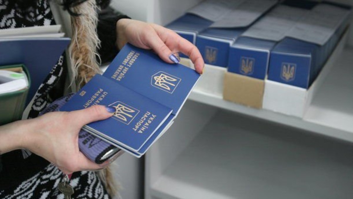 Украинцы кинулись оформлять биометрические загранпаспорта