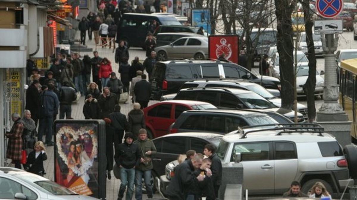 В Киеве прохожие «нежно» проучили наглого героя парковки