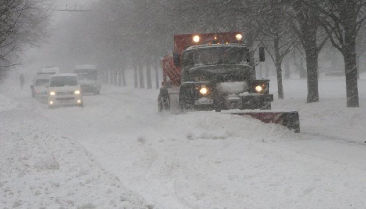 В Киеве на борьбу со снегом бросили 450 единиц спецтехники и 4 000 человек