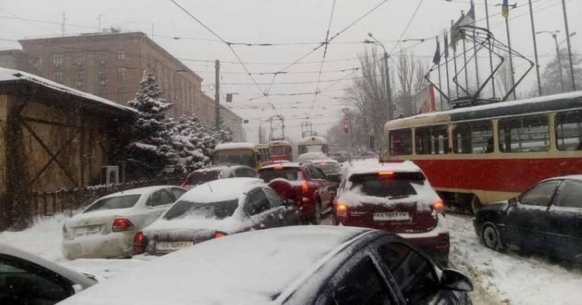 На дорогах Киева началась битва за выживание: снегопад нанес удар