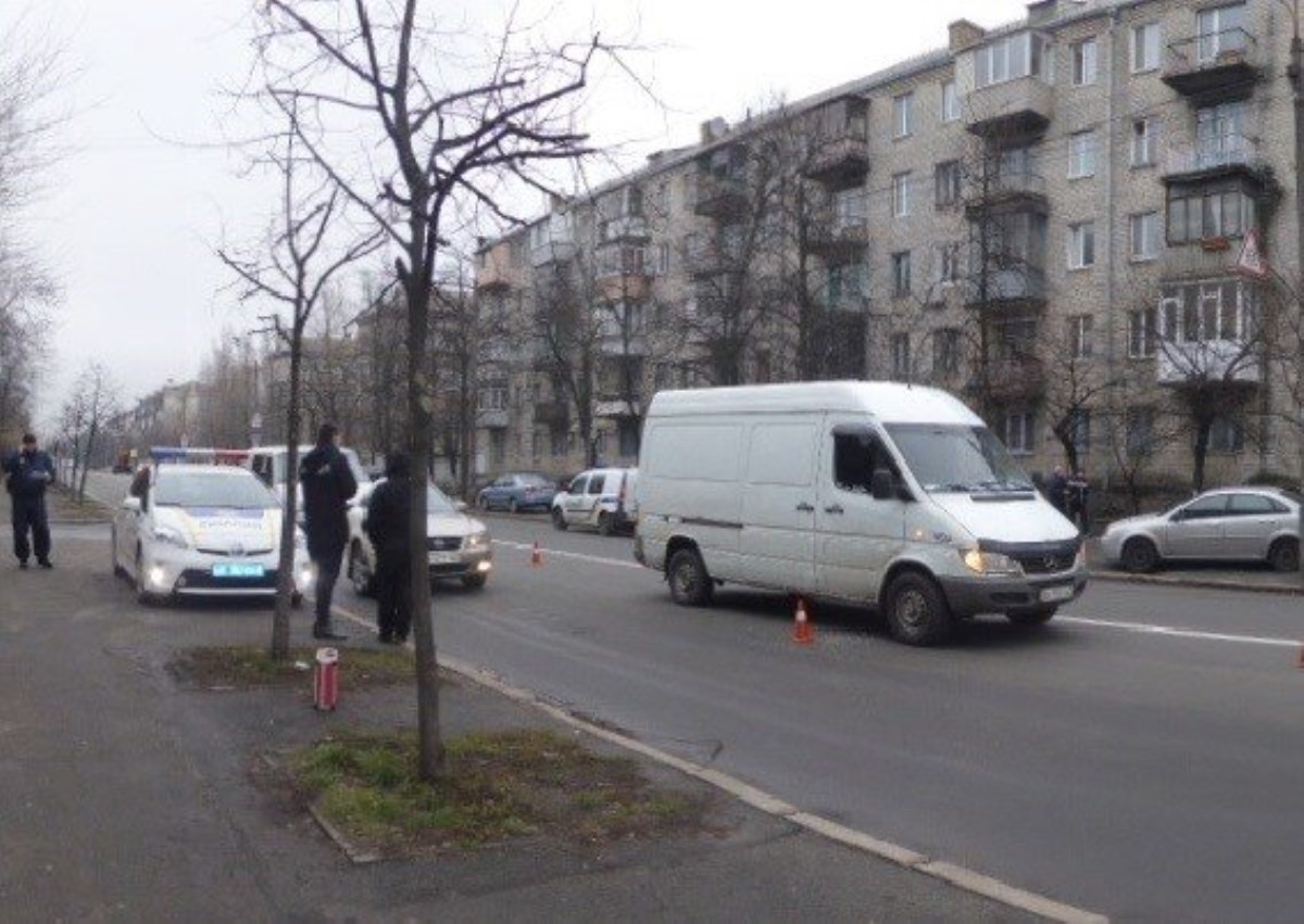 Не уступил дорогу? В Киеве на дороге средь бела обстреляли микроавтобус
