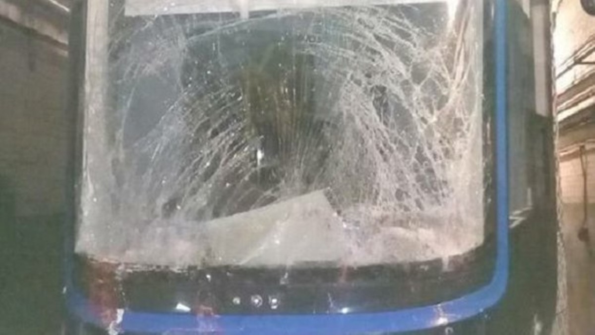 В Киеве разбили лобовое стекло скоростному трамваю