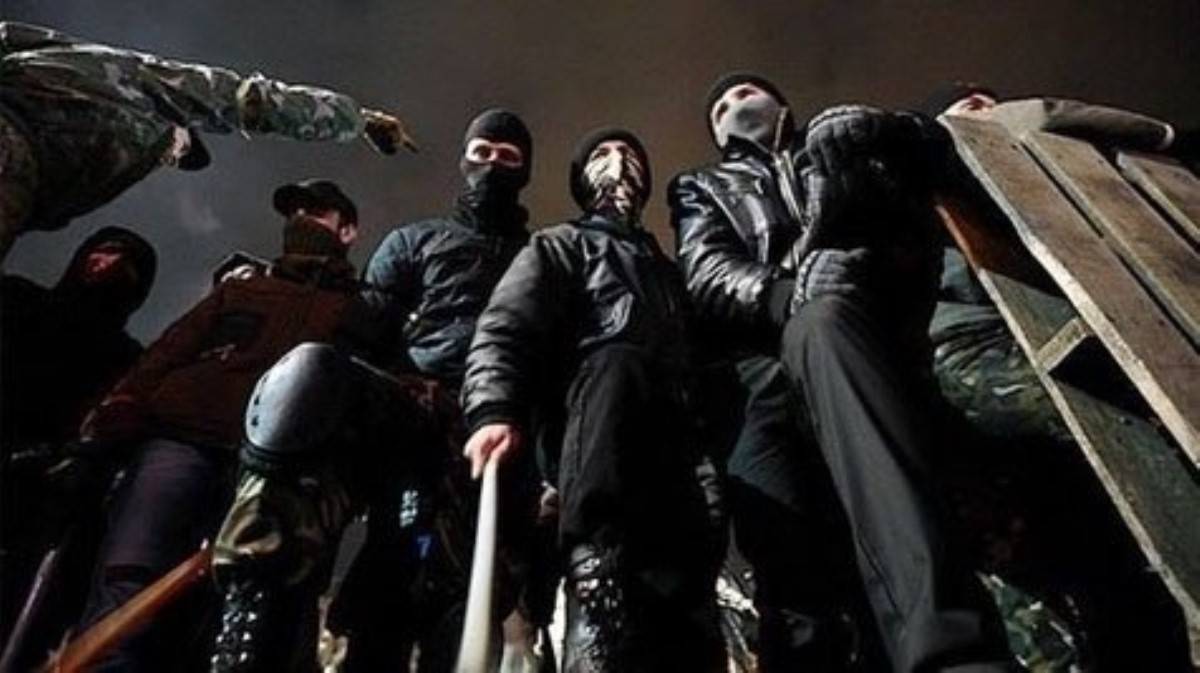 Громили кувалдами: «неизвестные патриоты» в масках устроили погром в Киеве