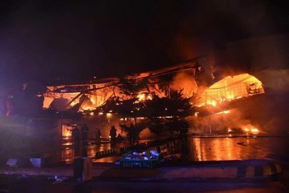 Десятки людей погибли: в торговом центре вспыхнул жуткий пожар