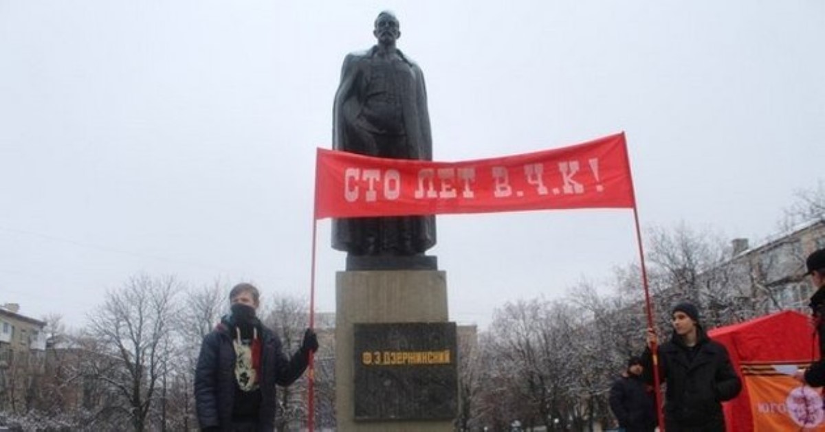 Безудержное веселье: сеть позабавили фото с унылого митинга в Луганске