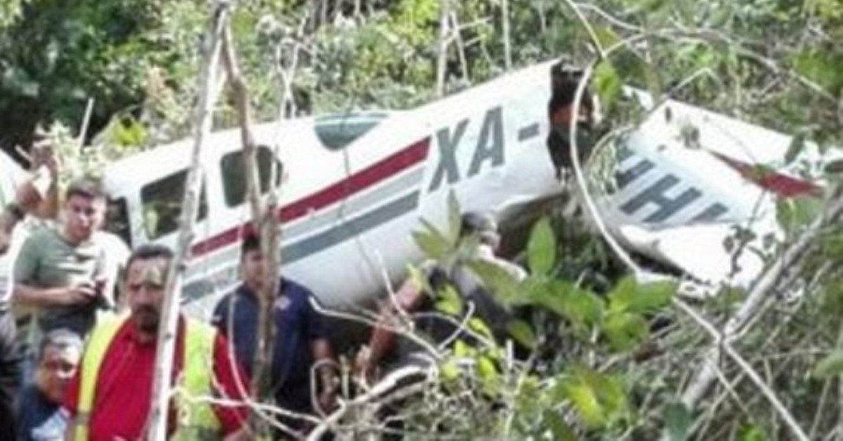Самолет рухнул и разломился на две части, но пассажиры говорят о чуде