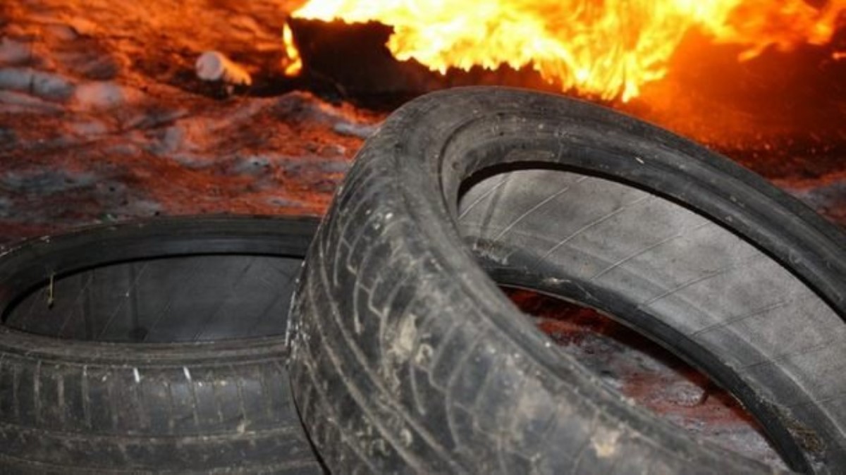 В Киеве жгут шины, бросаются камнями и пустили газ: что происходит